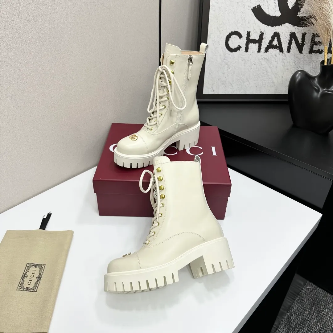 👟👟Ex-factory price 840👟👟 Highest version 2025 Gucci autumn and winter latest GUCCI mid-heel grooved thick-soled horsebit ankle Chelsea boots 🆙Purchase level high-end boutique goods🆙 This short boots is ingenious and combines the fashionable elements of boots and moccasins, with lightweight foam rubber groove soles , archive patterns continue to shine in Gucci’s new series, and the classic horsebit-shaped accessories highlight the brand’s equestrian heritage. It doubles the charm of the entire design and injects exquisite sophistication into daily shoes 😘 Fabric: Imported calfskin + embossed craftsmanship Inner/foot pads: Shuiqi cowhide Outsole: 1:1 mold rubber foam high toughness 4.5 cm thick sole Absolutely not heavy or rigid, nor will it collapse All materials and processes are consistent with the Y version Size: 35-42 standard code 404142 customized Heel height: 4.5CM Forefoot 2.5 cm Packaging: High-end packaging at the counter